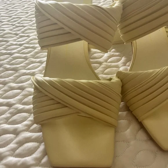 Dolce Vita Altin Stella Slip On Block Heels In Butter Yellow - Picture 9 of 9